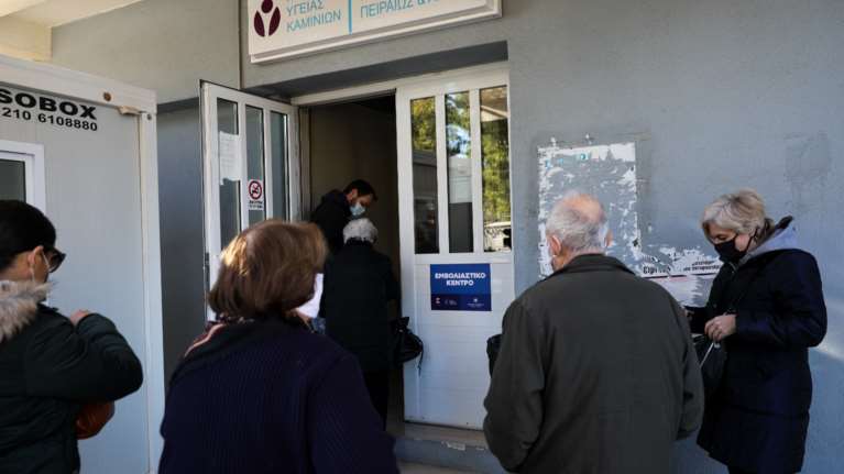 Κορονοϊός: Πότε θα εμβολιαστούν όσοι έχασαν το ραντεβού τους λόγω κακοκαιρίας