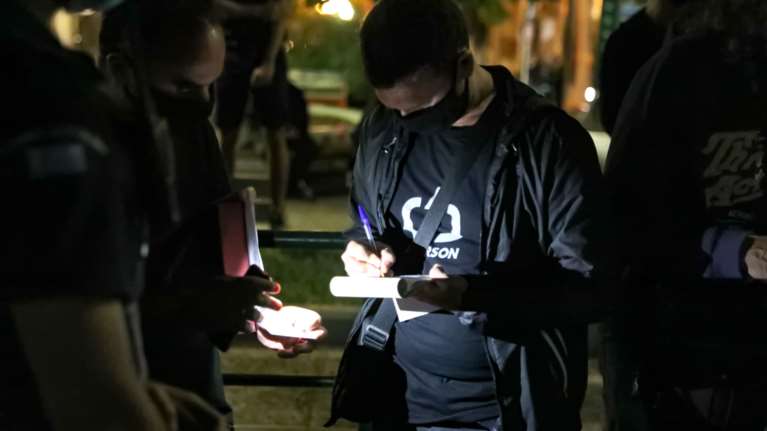 Κορονοϊός: &quot;Εβρεξε&quot; πρόστιμα για παραβίαση των μέτρων στην πλατεία Βαρνάβα στο Παγκράτι