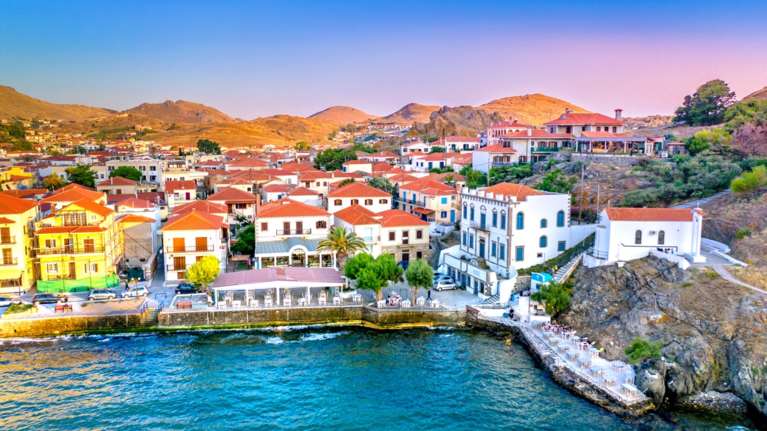 Απευθείας αεροπορική σύνδεση της Βιέννης με αυτό το ελληνικό νησί - "Παραδοσιακά χωριά και κάστρο"