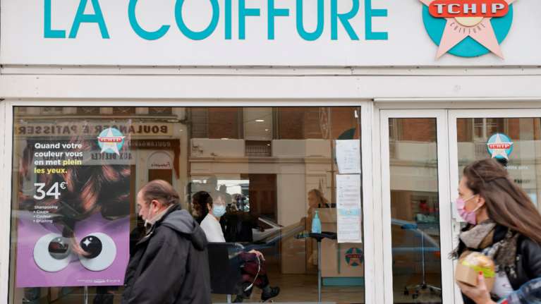 Κορονοϊός: Στο ίδιο έργο θεατές οι Γάλλοι - Κοσμοσυρροή στα κομμωτήρια πριν το lockdown [Εικόνες]