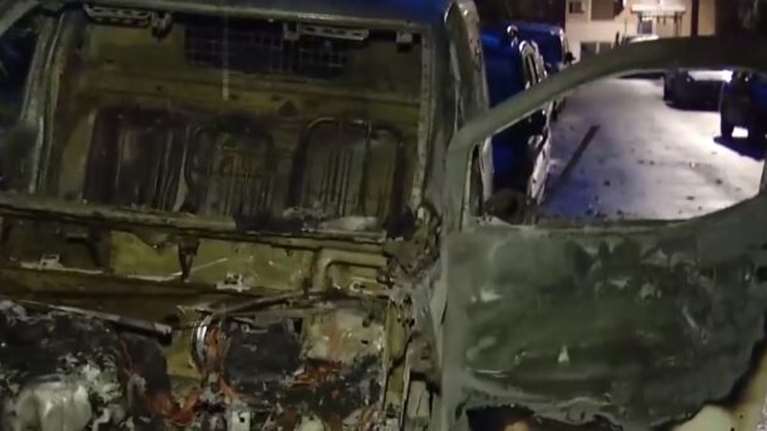 Επεισόδια από 50 κουκουλοφόρους στην Καισαριανή: Εκαψαν ΙΧ και κάδους σκουπιδιών, έσπασαν καταστήματα