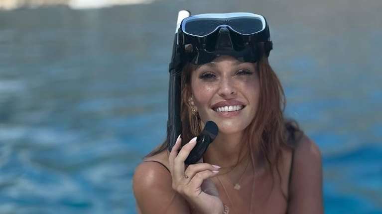 H Σίσσυ Χρηστίδου με τη μάσκα και τον αναπνευστήρα - Εξερευνά το ναυάγιο στα Κύθηρα