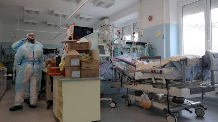 Διασωληνώθηκε 20χρονος ανεμβολίαστος χωρίς υποκείμενο νόσημα στον Ευαγγελισμό