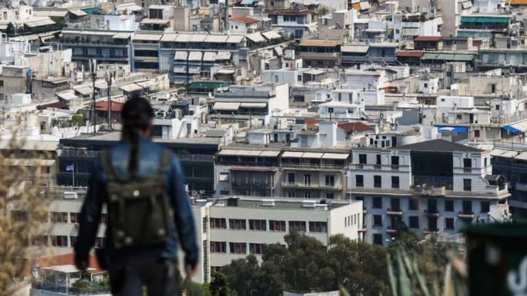 Εξάρχεια: Καταγγελία για άντρα που κυκλοφορεί σε πολυκατοικία, φωνάζει και χτυπάει τις πόρτες σε έξαλλη κατάσταση