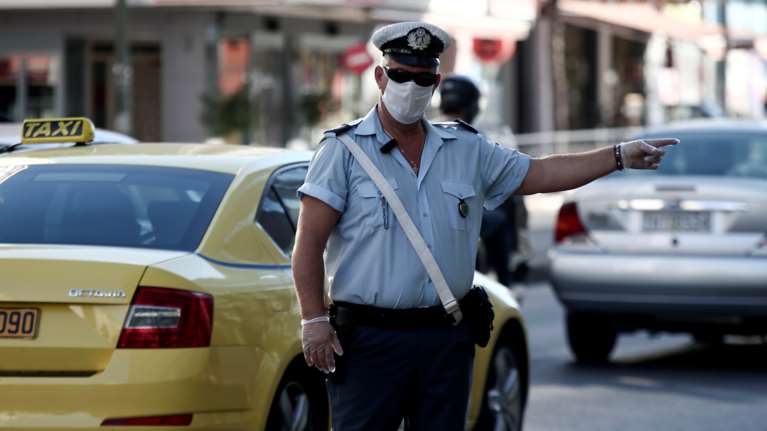 Περισσότεροι από 39.000 έλεγχοι της αστυνομίας για την αποφυγή της διασποράς του κορονοϊού