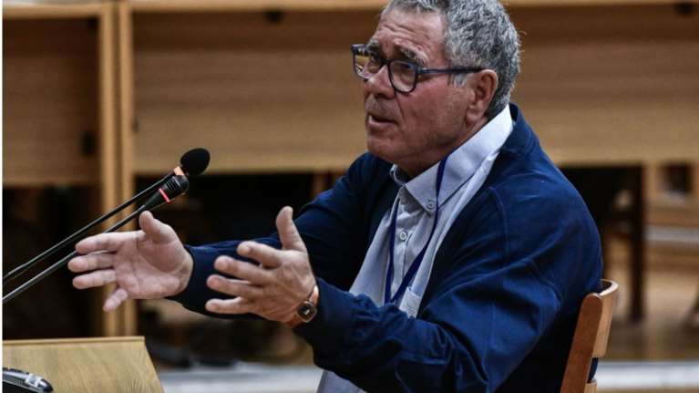Δίκη Χρυσής Αυγής: "Ο δολοφόνος του έστριψε το μαχαίρι στην καρδιά"- Η κατάθεση καταπέλτης του πατέρα Φύσσα