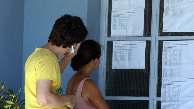 Πανελλήνιες 2021: Μητέρα και γιος έδωσαν μαζί εξετάσεις και τα κατάφεραν - &quot;Ο γιος μου με κράτησε κοντά στο στόχο μου&quot;