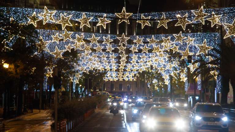 Φως και λάμψη στον νέο χριστουγεννιάτικο στολισμό στην Πανεπιστημίου [εικόνες]