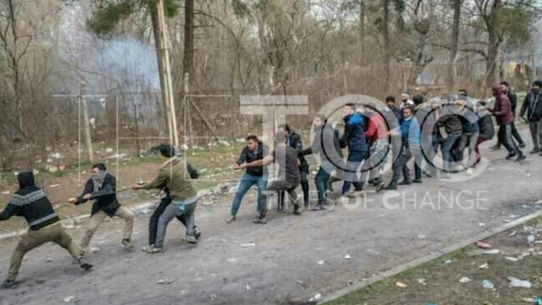 Βίντεο - ντοκουμέντο: Πρόσφυγες και τουρκικό όχημα προσπαθούν να ρίξουν τον φράκτη