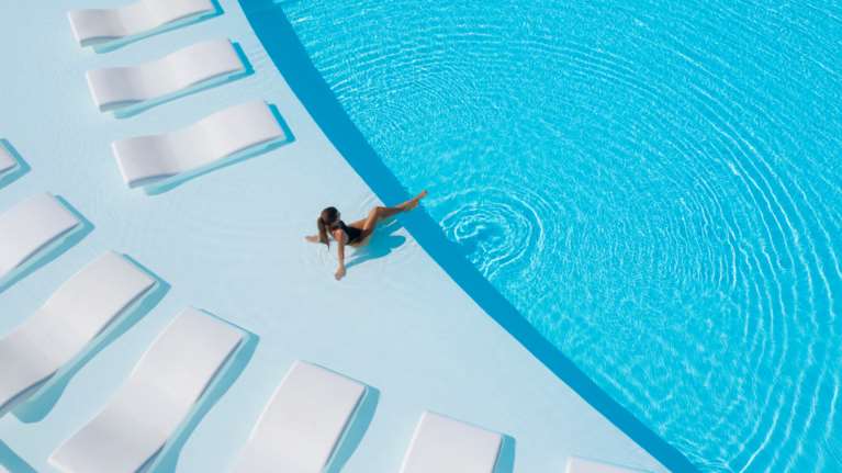 GET ME TO JET SET! Το Nikki Beach Resort &amp; Spa στην ελληνική Ριβιέρα είναι η απόλυτη καλοκαιρινή εμπειρία