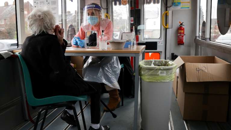 Κορονοϊός: Αυτά είναι τα νέα συμπτώματα του ιού - Ρίγος, απώλεια όρεξης, πονοκέφαλος και μυϊκοί πόνοι