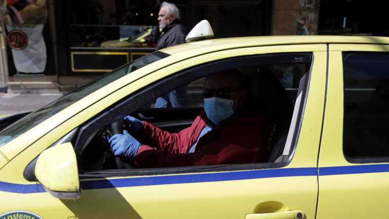 Διαψεύδει η ΕΛ.ΑΣ. το πρόστιμο σε παντρεμένο ζευγάρι για τη χρήση ίδιου ταξί