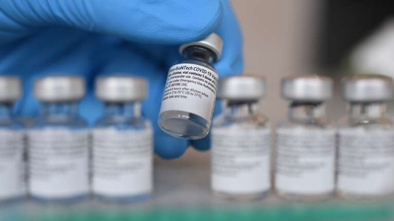 Κορονοϊός - Εξελίξεις: Συμφωνία Pfizer - Novartis για συμπαραγωγή του εμβολίου