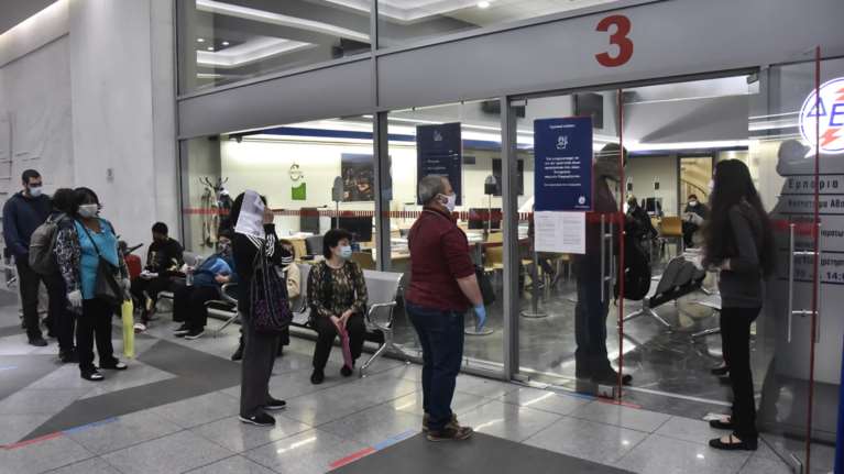 Αναλυτικά: Πόσα ευρώ κερδίζουν οι μισθωτοί με την μείωση των ασφαλιστικών εισφορών- Παραδείγματα