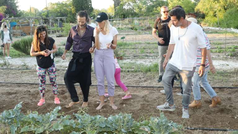 Ο Θανάσης Ευθυμιάδης έκανε την πιο πρωτότυπη παρουσίαση βιβλίου - Οι ξυπόλυτοι διάσημοι καλεσμένοι φύτεψαν σπόρους