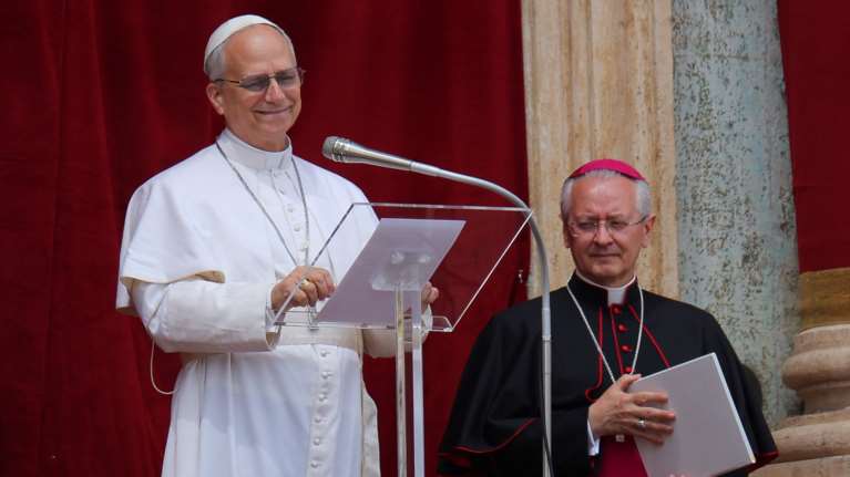 Μήνυμα του πάπα Λέοντα στους ισχυρούς της γης στην πρώτη του προσευχή: "Ποτέ πιά πόλεμος - Παύσατε άμεσα πυρ"