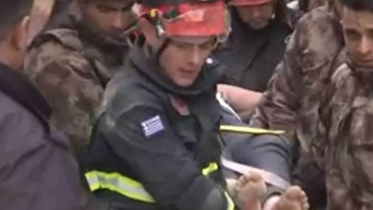 Σεισμός στην Τουρκία: Πώς η ελληνική ΕΜΑΚ έσωσε τον 50χρονο πατέρα του 6χρονου κοριτσιού από τα ερείπια