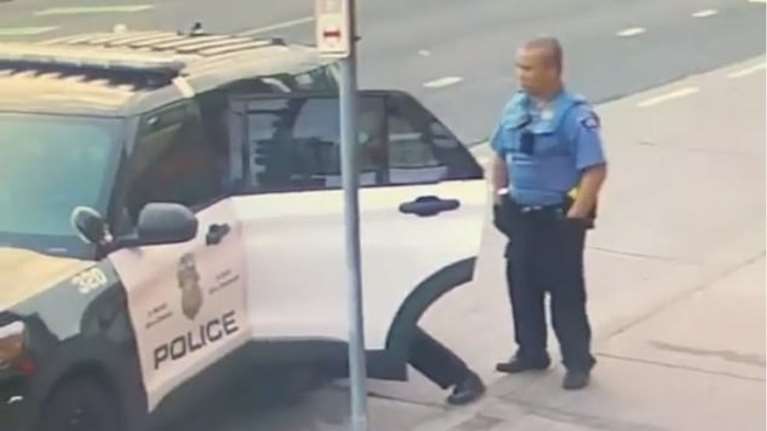 Νέο βίντεο της δολοφονίας Φλόιντ: Τον χτυπούσαν και μέσα στο περιπολικό