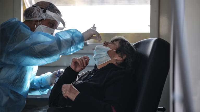 Κορονοϊός: Κατατέθηκε η τροπολογία για το πλαφόν στις τιμές των τεστ - 40 ευρώ το μοριακό, 10 ευρώ το rapid test