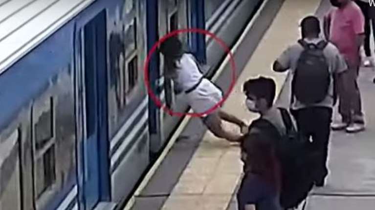 Βίντεο σοκ: Γυναίκα λιποθυμά και πέφτει στις ράγες του μετρό στην Αργεντινή - Σώθηκε από θαύμα