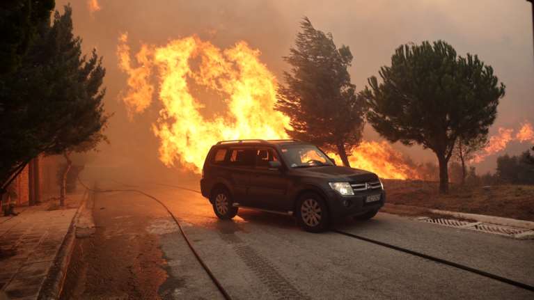 Δήμαρχος Πεντέλης: Έχουν απομακρυνθεί οι κάτοικοι από τα &quot;κρίσιμα&quot; σπίτια [Βίντεο]