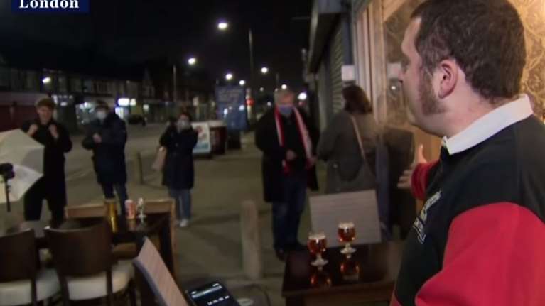 Βρετανία: Η παμπ που έγινε viral - &quot;3,2,1 … κυρίες και κύριοι, παρακαλώ απολαύστε τα πρώτα σας ποτά!&quot; [Βίντεο]