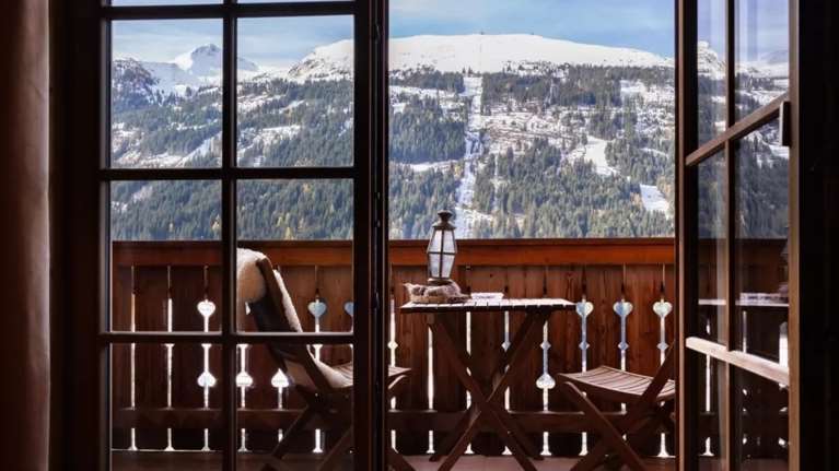 Απόδραση στις γιορτές: Τα καλύτερα ξενοδοχεία και ξενώνες για μαγικές χειμωνιάτικες διακοπές