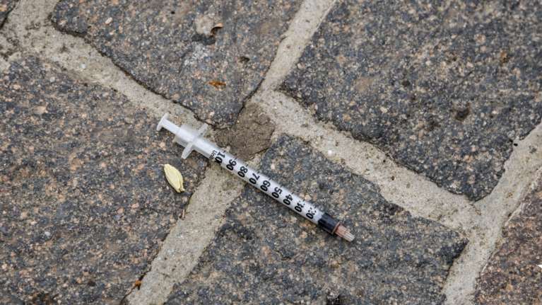 Ασυνήθιστη απόπειρα ληστείας στον Βόλο: Απείλησε με σύριγγα για να αρπάξει χρήματα