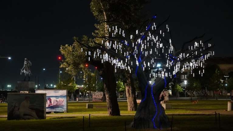 &quot;Άνθισε&quot; το φωτοβολταϊκό δέντρο στη Θεσσαλονίκη - Εντυπωσιάζουν οι 500 φωτεινοί &quot;καρποί&quot; του [εικόνες]