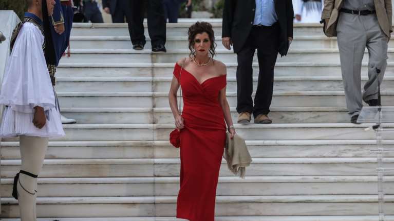 Η Ακρίτα τα έβαλε με τη Μισέλ Ασημακοπούλου- &quot;Ντυμένη παραλιακή πίστα των 80s&quot; στο Προεδρικό Μέγαρο