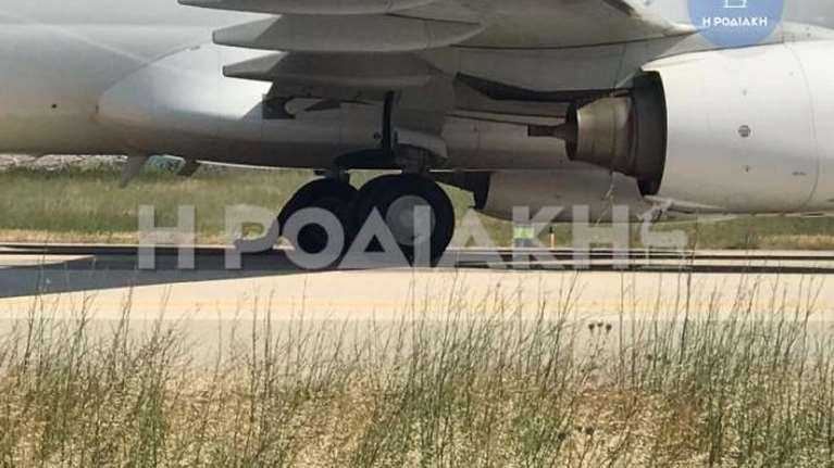 Συναγερμός στη Ρόδο: Έσκασε το λάστιχο αεροσκάφους την ώρα της προσγείωσης - Πανικός για 150 επιβάτες