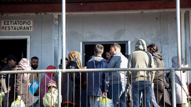 Σάμος: Στον εισαγγελέα 4 άτομα που έκαιγαν και έσπαγαν οχήματα και οίκημα ΜΚΟ