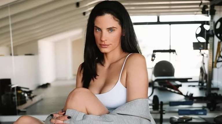 Αγνώριστη η Χριστίνα Μπόμπα: Το νέο ανατρεπτικό κόκκινο hair look της