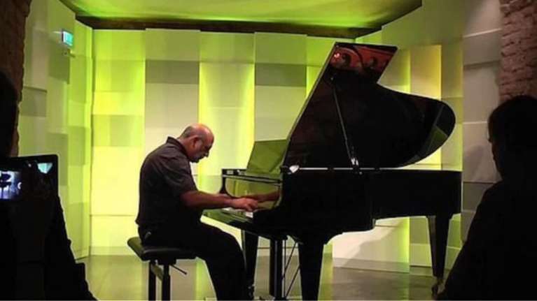 Χειρουργός λέει ότι τον χτύπησε κεραυνός κι έγινε πιανίστας χωρίς να έχει μουσικές γνώσεις - Βίντεο