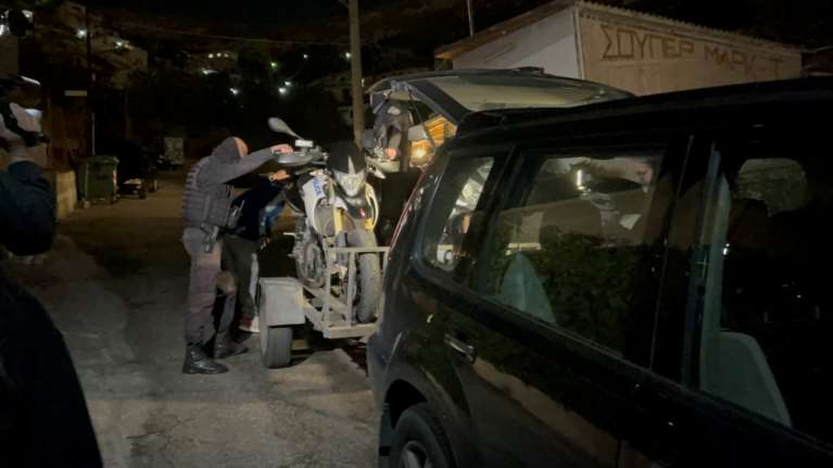 Εξηγήσεις ζητά η αντιπολίτευση για την αιματηρή καταδίωξη με έναν νεκρό στο Πέραμα - Αντιδράσεις στο Twitter