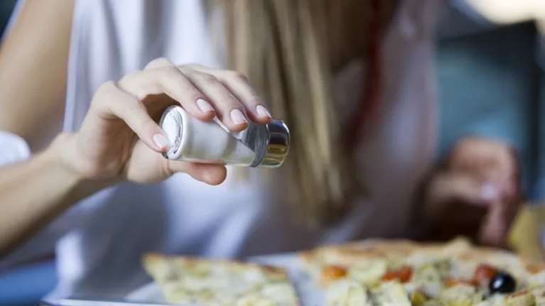 Ο ΠΟΥ προειδοποιεί: Το &quot;αθώο&quot; αλάτι βλάπτει την υγεία – Ποια είναι η ασφαλέστερη εναλλακτική;