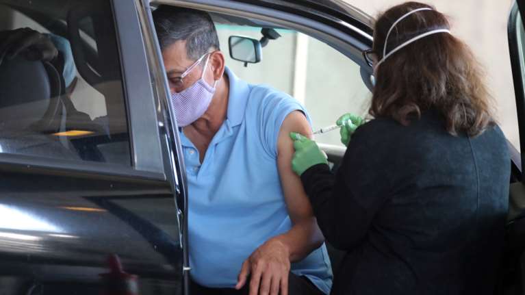 Βρετανία: Όλος ο πληθυσμός άνω των 50 ετών έλαβε την πρώτη δόση του εμβολίου