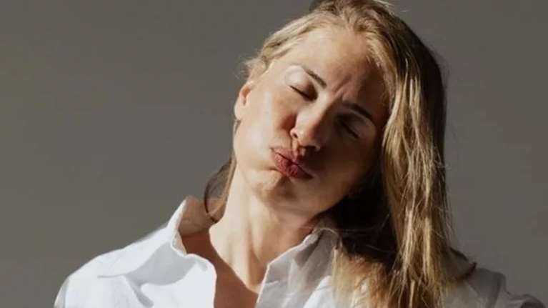 H Μαρία Ηλιάκη θίγει το θέμα της εμμηνόπαυσης σε μία χαλαρή συζήτηση με τον σύζυγό της στο σπίτι τους