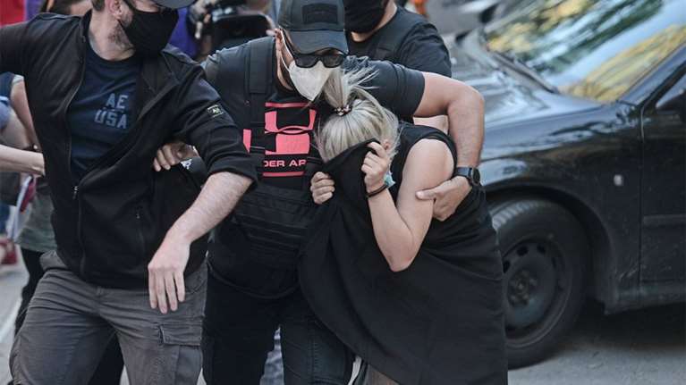 Επίθεση με βιτριόλι: "Τι θα γίνει με τον πρώην" - Το αινιγματικό σημείωμα στο σπίτι της 35χρονης