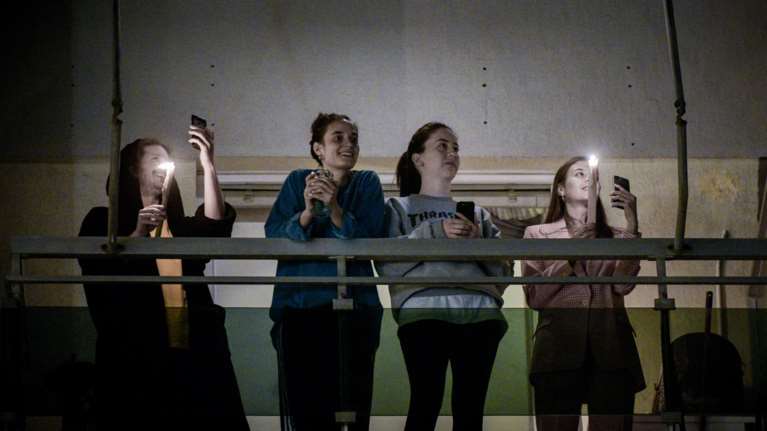 Η φετινή Ανάσταση ήταν διαφορετική: Στα μπαλκόνια με ευχές, κεριά, λαμπάδες και το &quot;Χριστός Ανέστη&quot;