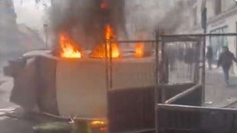 Καταδικάζει τα επεισόδια στο Παρίσι o Ιμπραήμ Καλίν: "Είναι το PKK στη Γαλλία"