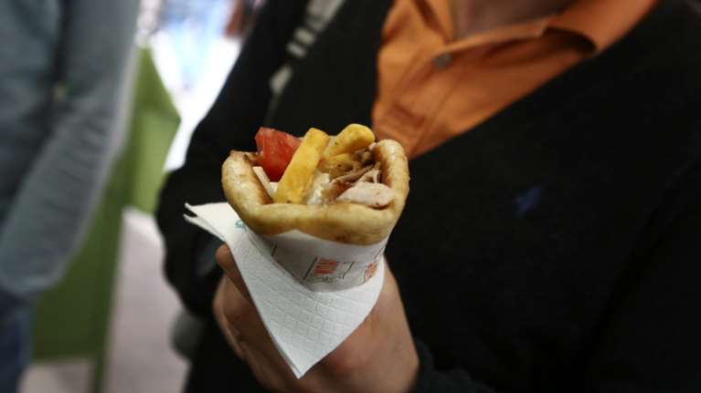 Τρεις βουλευτές απαντούν στον Δημήτρη Κουτσούμπα αν τρώνε σουβλάκι και αν ξέρουν πόσο κοστίζει [Βίντεο]