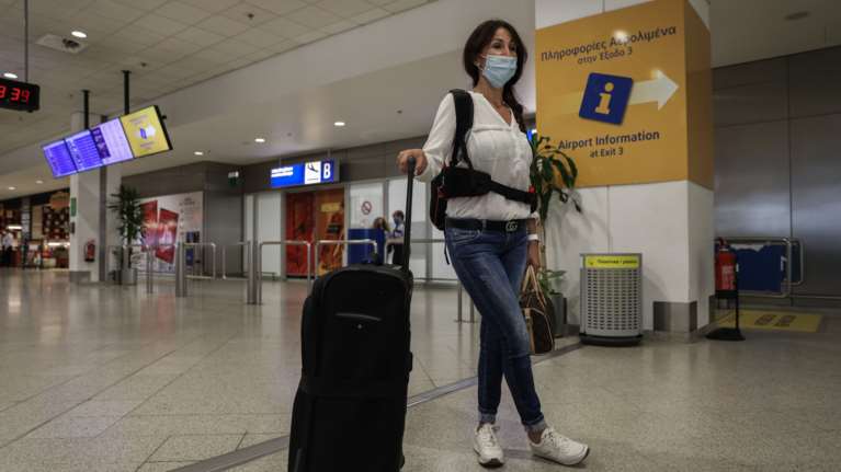 Κορονοϊός: Τι αλλάζει από τη Δευτέρα στα αεροδρόμια - Έλεγχοι και σε παιδιά από 5 ετών και άνω