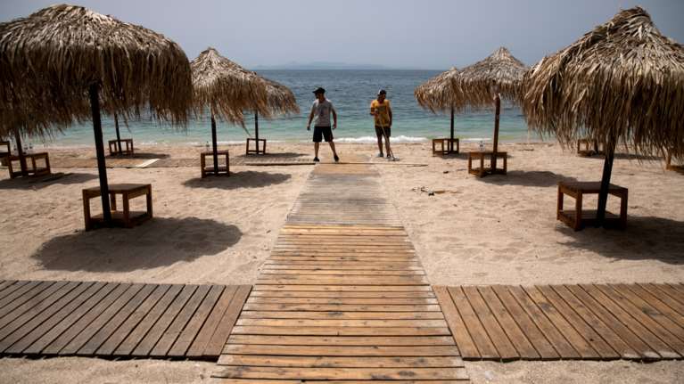 Τουρισμός: Κλείνουν ήδη εισιτήριο οι Βρετανοί για το ελληνικό καλοκαίρι - Μαζική αύξηση κρατήσεων