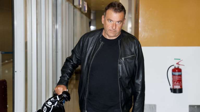 Ο Γιώργος Λιάγκας επέστρεψε στην Ελλάδα μετά το ταξίδι του στο Λονδίνο με τη Μαρία Αντωνά - Φωτογραφίες από το αεροδρόμιο