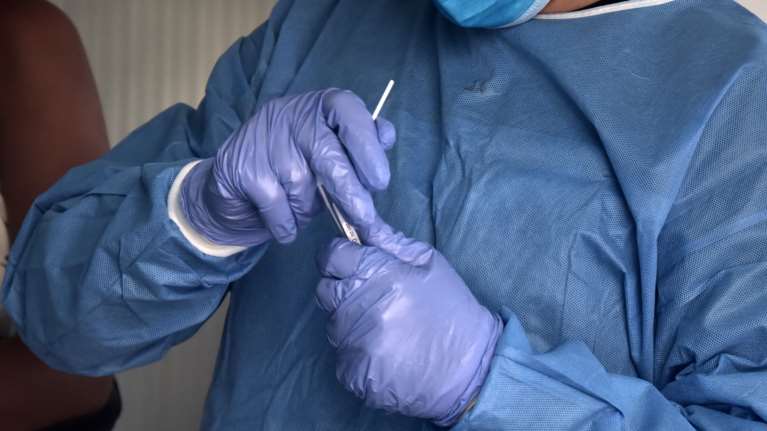 ΕΟΔΥ: Συνεχίζει να ταλαιπωρεί η γρίπη, δύο νέοι θάνατοι - Σε χαμηλά επίπεδα ο κορονοϊός