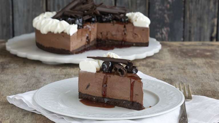 Θα τρελαθείτε: Θεϊκό cheesecake black forest από τον Ακη Πετρετζίκη - Ολη η συνταγή