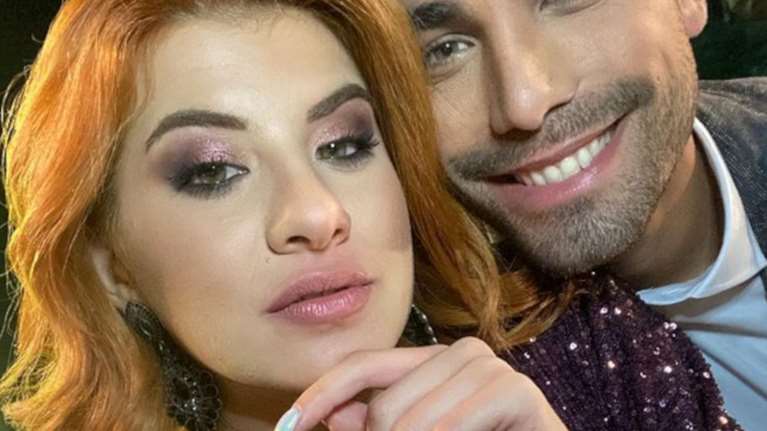 Παναγιώτης Βασιλάκος: Η Νικόλ τον άφησε μόνο - Το λυπημένο τραγούδι από το κρεβάτι του [Βίντεο]