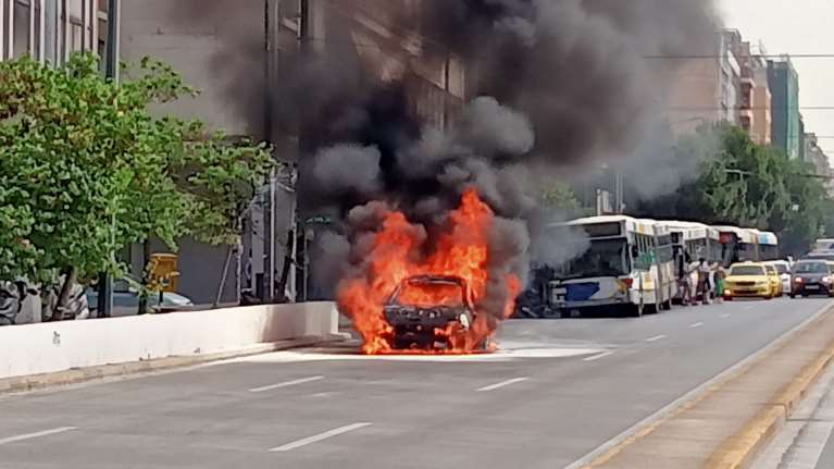 Λαμπάδιασε αυτοκίνητο στη Συγγρού - Πρόλαβε και βγήκε εγκαίρως η οικογένεια [εικόνες - βίντεο]