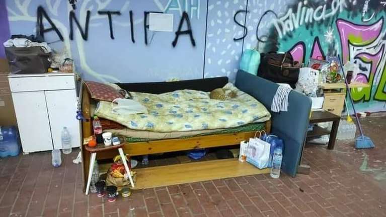 Συγκλονίζει η ιστορία του άστεγου στην Καλλιθέα με τον άρρωστο γάτο του